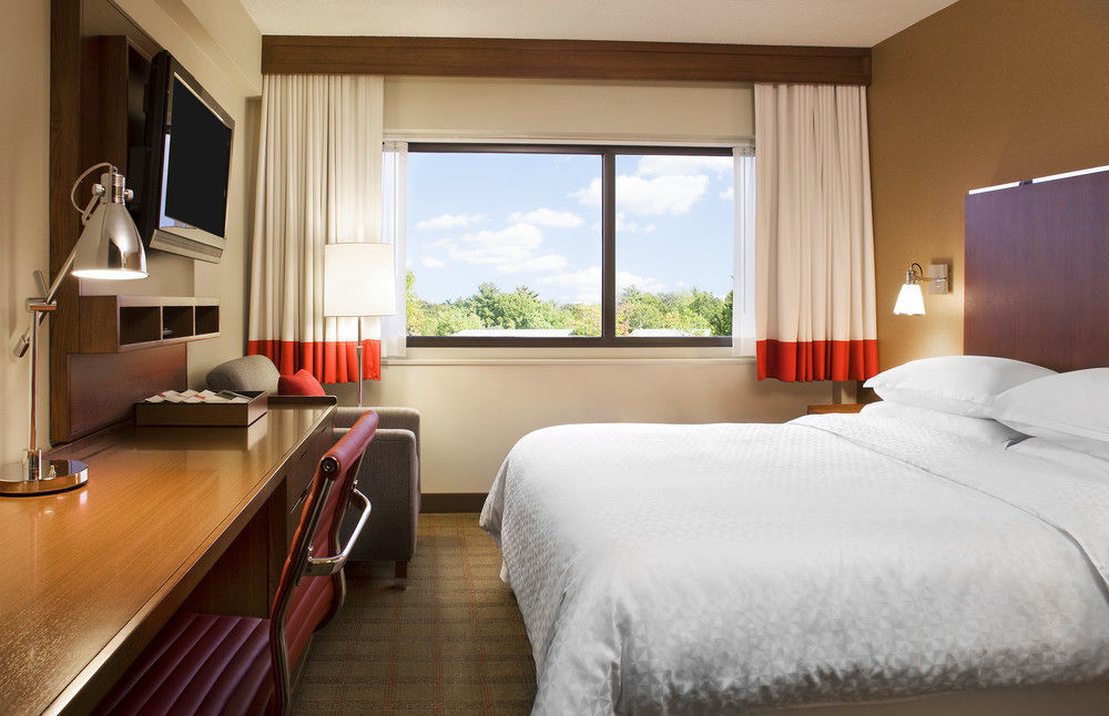 Four Points By Sheraton Шърууд парк Екстериор снимка